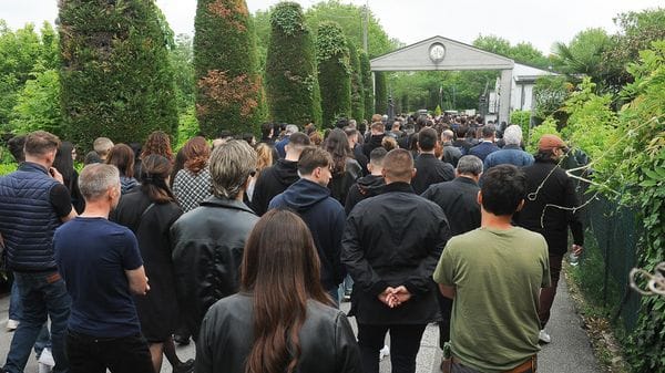 Un fiume di persone ha accompagnato i feretri (Ribolini)