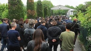 Un fiume di persone ha accompagnato i feretri (Ribolini)