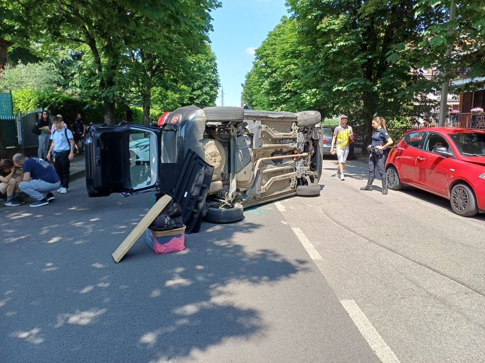 Perde il controllo dell’auto e si ribalta dopo lo schianto con due vetture in sosta: paura a Paullo per una 22enne