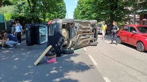 Perde il controllo dell’auto e si ribalta dopo lo schianto con due vetture in sosta: paura a Paullo per una 22enne