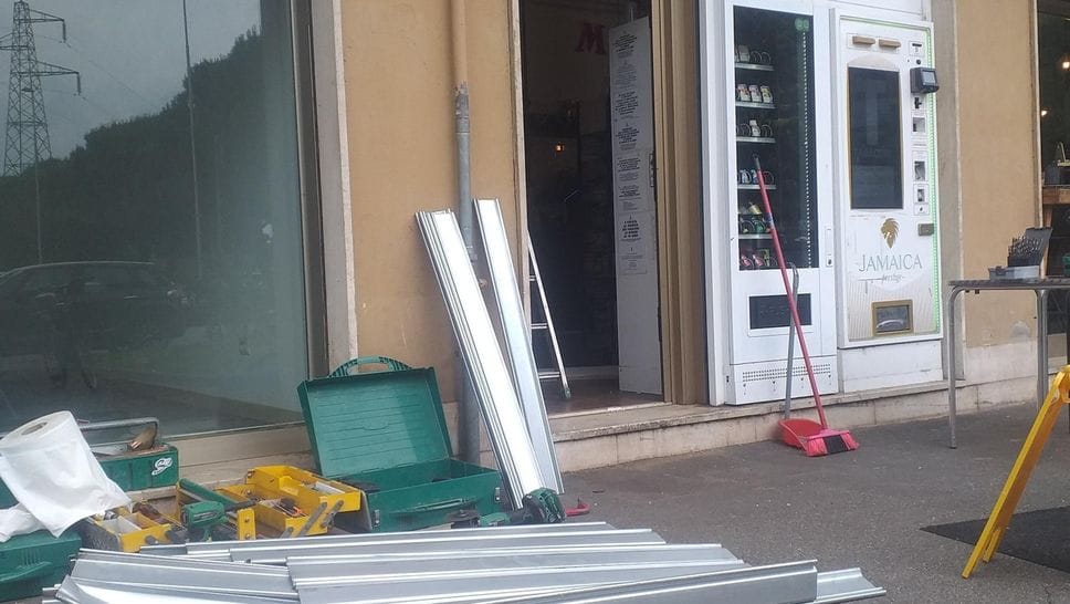 Vetrina sfondata e razzia, a Vizzolo nel mirino il bar Mamita