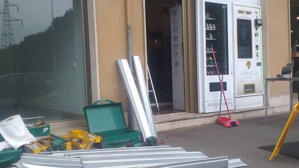 Vetrina sfondata e razzia, a Vizzolo nel mirino il bar Mamita