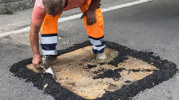 Autobus deviati a Tribiano: una strada sta sprofondando