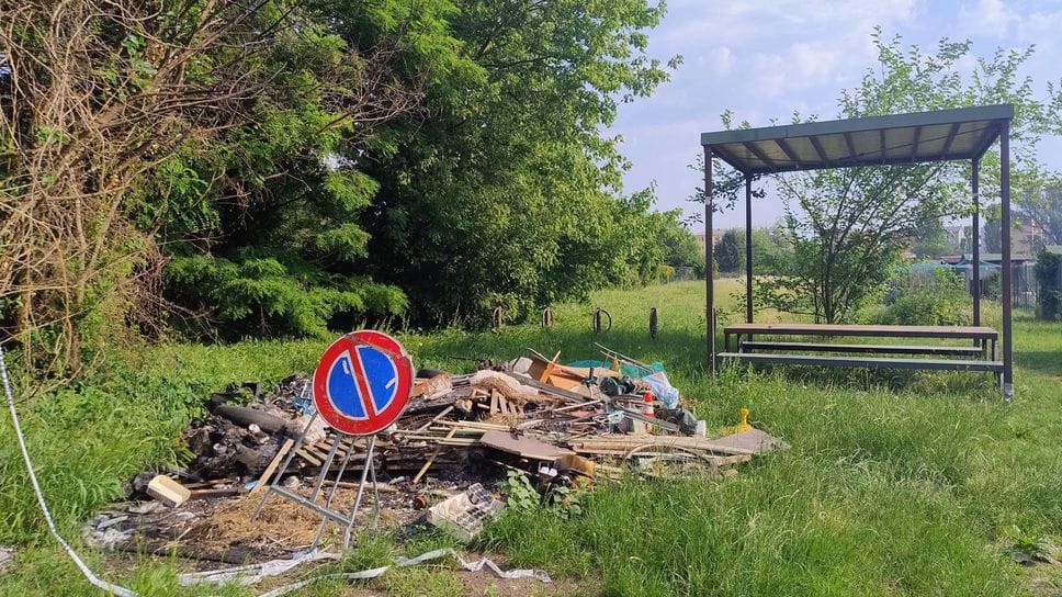 Lodi: da quasi un anno c’è una discarica abusiva tra gli orti comunali di Selvagreca