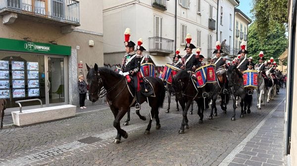 Mattinata di emozioni in centro  a Lodi con la Fanfara dei carabinieri a cavallo VIDEO