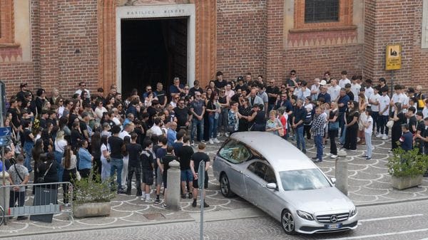 Il saluto al feretro di Vincenzo Cerrone che lascia la basilica (Canali)
