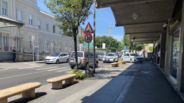 Anziano travolto mentre attraversa sulle strisce davanti all’ospedale di Lodi