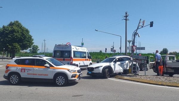 Schianto tra due fuoristrada sulla Pandina a Vizzolo, abbattuto un semaforo