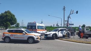 Schianto tra due fuoristrada sulla Pandina a Vizzolo, abbattuto un semaforo