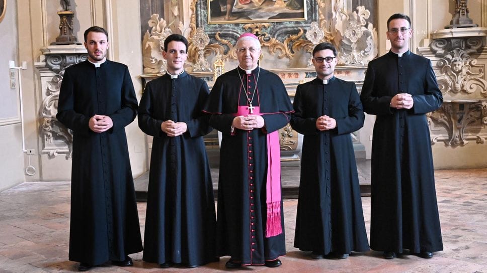 Da sinistra don Ettore Fumagalli, don Matteo Vailati Facchini, il vescovo di Lodi monsignor Maurizio Malvestiti, don Marco Dellanoce e don Marco Cremascoli (foto Borella)