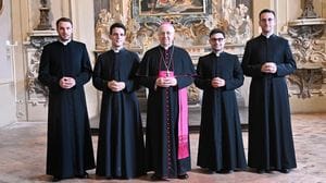 Da sinistra don Ettore Fumagalli, don Matteo Vailati Facchini, il vescovo di Lodi monsignor Maurizio Malvestiti, don Marco Dellanoce e don Marco Cremascoli (foto Borella)