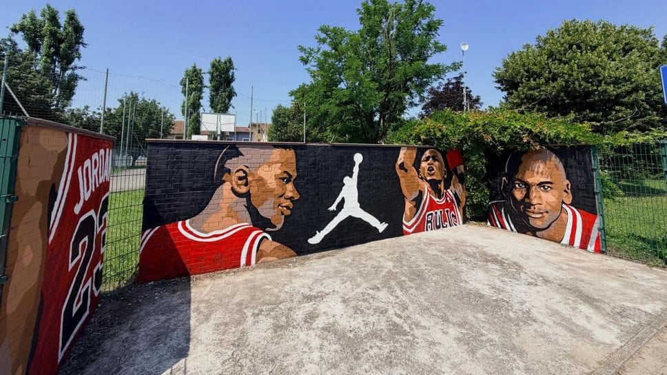  A Mulazzano un maxi murale di Michael Jordan contro il degrado nel parco