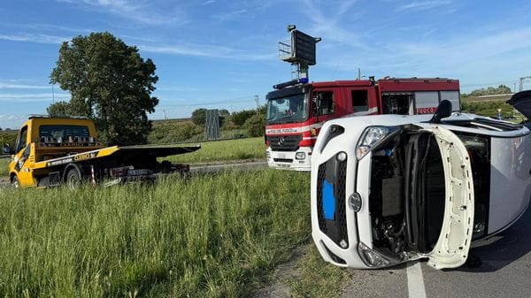 Ancora uno schianto all’incrocio della Binasca: un’auto ribaltata