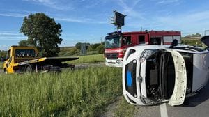 Ancora uno schianto all’incrocio della Binasca: un’auto ribaltata