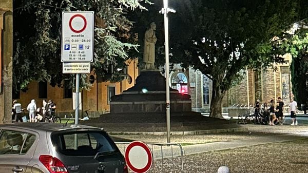 Una discoteca notturna a cielo aperto all’ombra della statua di Paolo Gorini