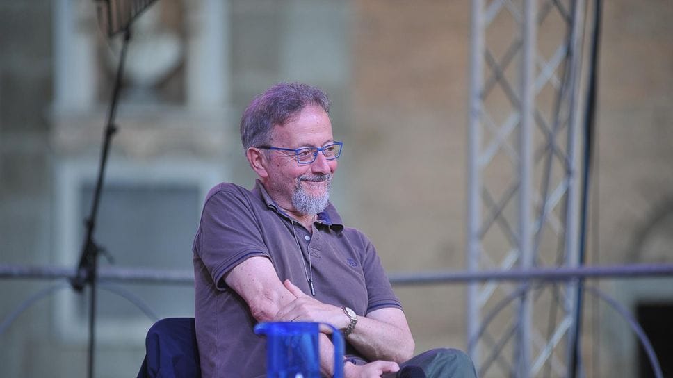 De Silva, ironia e profondità: il “papà” di Malinconico indaga la fine di un amore