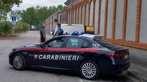 Rapina in pieno giorno: anziano fragile derubato in un bar