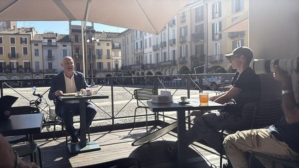 Rudy Zerbi mattatore stamattina in piazza della Vittoria per girare un video su Lodi e il Lodigiano VIDEO