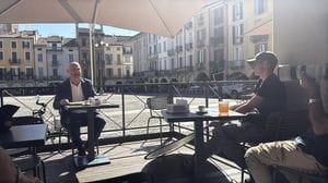 Rudy Zerbi mattatore stamattina in piazza della Vittoria per girare un video su Lodi e il Lodigiano VIDEO