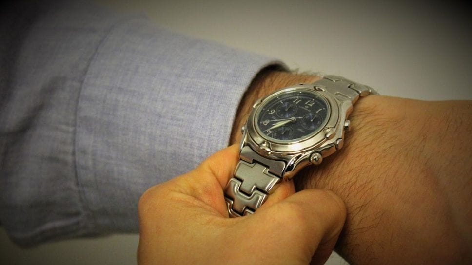 Ladra gli sfila il Rolex, un 70enne la morde