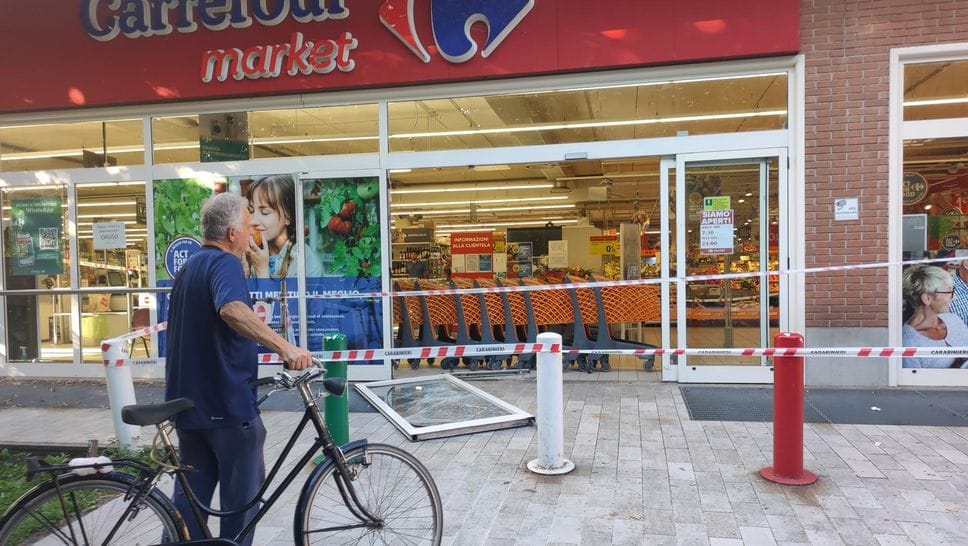 Lodi: spaccate con i furgoni e cassaforti rubate nei supermercati: nove arresti
