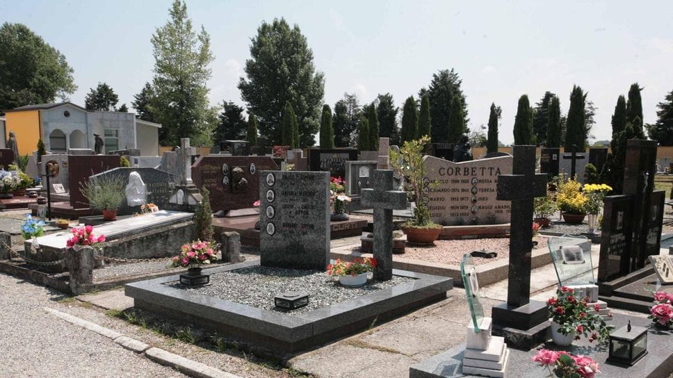 San Giuliano: 85enne va a pregare sulla tomba del figlio, in due le strappano orecchini e collana