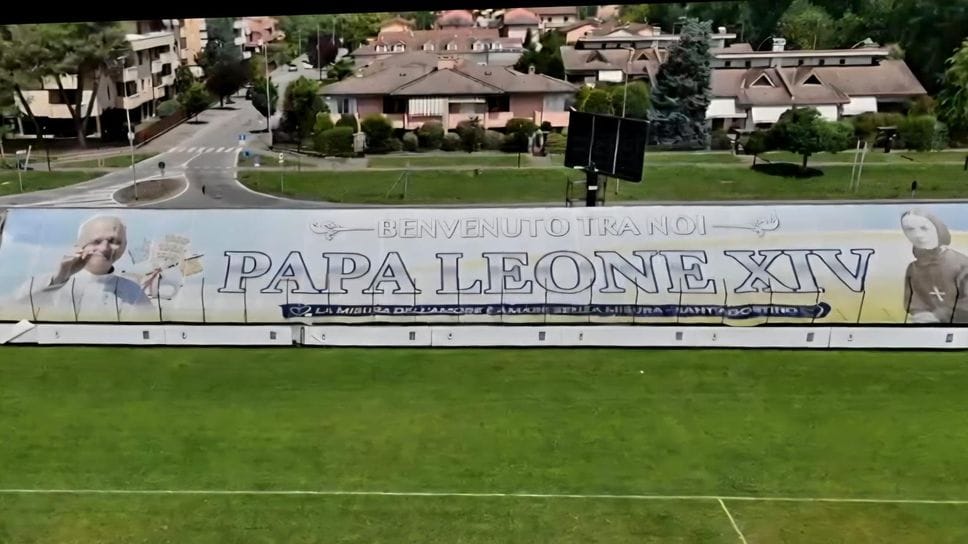 Uno striscione lungo 82 metri per l’accoglienza del Papa
