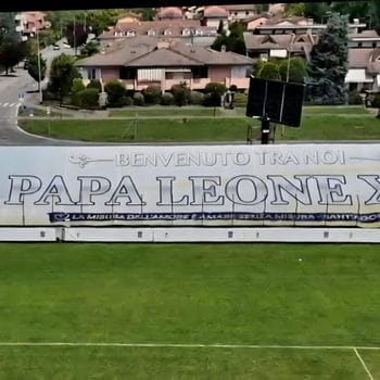 Uno striscione lungo 82 metri per l’accoglienza del Papa
