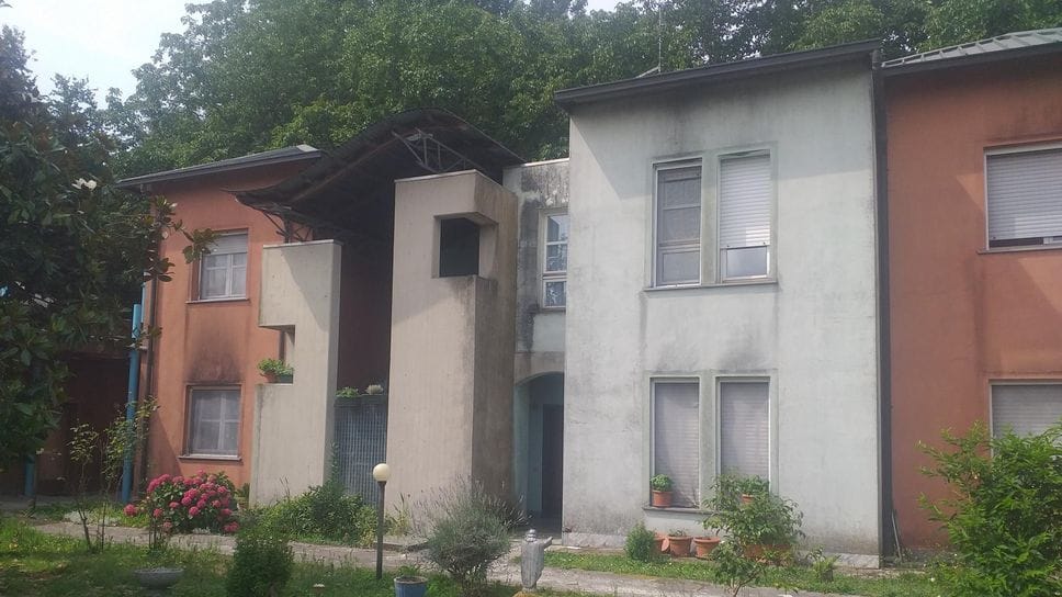Insetti, infiltrazioni e alberi crollati: a Melegnano cresce la protesta alle case comunali