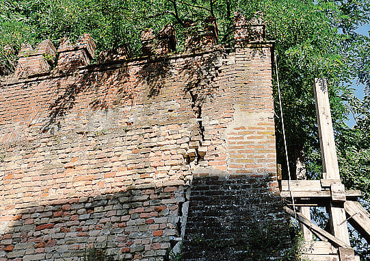 Le antiche mura di Porta Cremona a Lodi attendono un restauro da nove anni