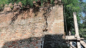 Le antiche mura di Porta Cremona a Lodi attendono un restauro da nove anni