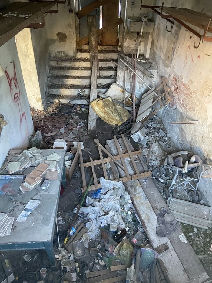 Lodi, l’ex magazzino comunale tra degrado e cianfrusaglie