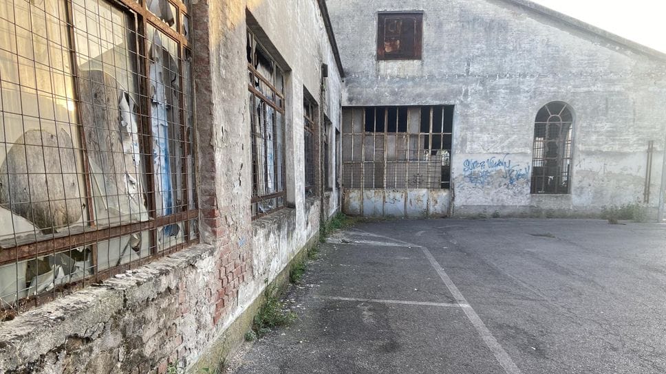Lodi, l’ex magazzino comunale tra degrado e cianfrusaglie