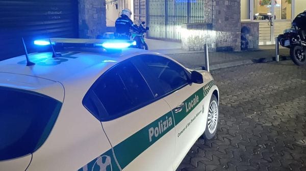 Molesta i clienti di un supermercato, a San Donato fermato e denunciato un 50enne