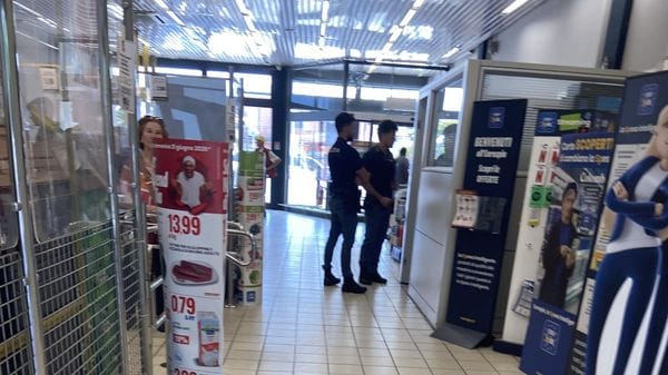 Violenza all’Eurospin a Lodi: uomo arrestato dopo aver importunato una cassiera e aggredito un vigilante