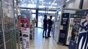 Violenza all’Eurospin a Lodi: uomo arrestato dopo aver importunato una cassiera e aggredito un vigilante