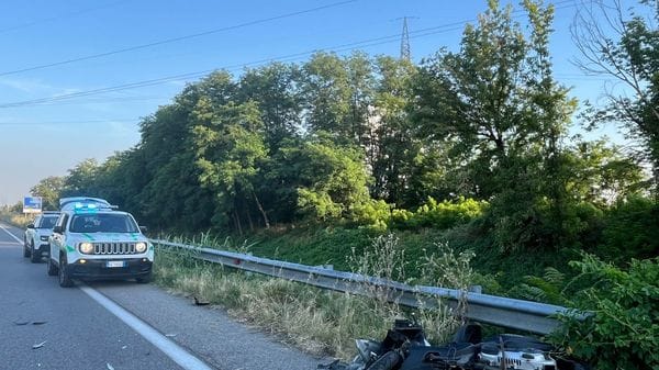 Violento scontro sulla via Emilia, elisoccorso per il motociclista