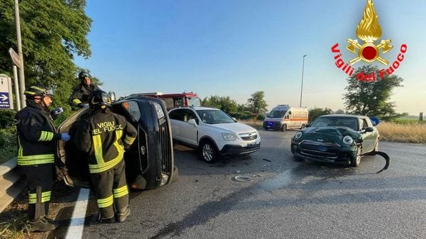 Auto sul fianco dopo lo scontro sulla via Emilia