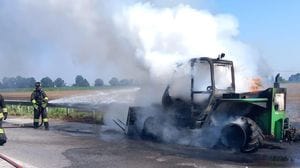 Mezzo agricolo in fiamme tra Maleo e Cornovecchio, il conducente riesce a mettersi in salvo