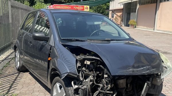 Riparano l’auto, subito dopo vengono travolti