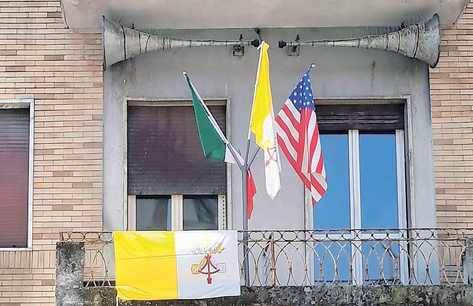 Sant’Angelo si colora con tante bandiere e le frasi che i bimbi rivolgono al Papa