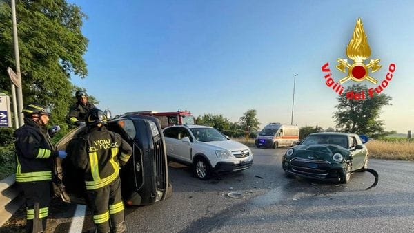 Schianto all’alba sulla via Emilia a Lodi: tre auto coinvolte, due feriti soccorsi in codice giallo