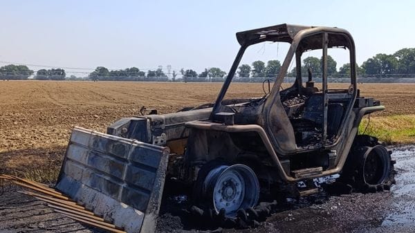 Scoppia un tubo dell’olio idraulico: mezzo a fuoco