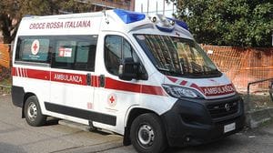 Tradito da una scia di liquido sulla strada, motociclista si schianta a Lodi Vecchio