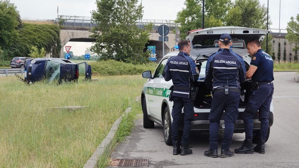 Auto ribaltata in viale Europa