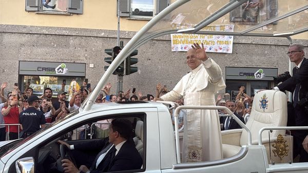 Papa Leone all’incrocio con viale Partigiani