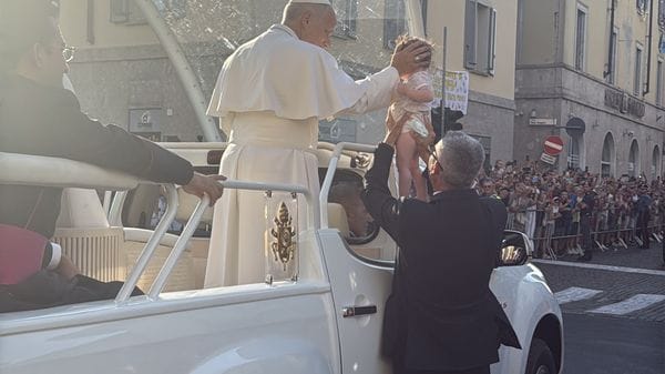 Papa Leone all’inizio di corso Umberto