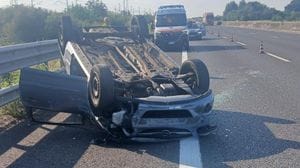 Auto si ribalta, tre giovani portati in ospedale