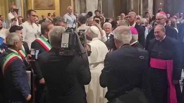 Il lungo saluto dei sindaci a Papa Leone - IL VIDEO