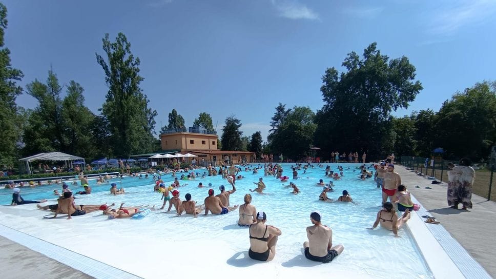 Lodi: domenica in seicento in piscina al Belgiardino